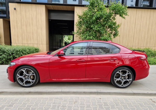 Alfa Romeo Giulia cena 83500 przebieg: 204744, rok produkcji 2017 z Połczyn-Zdrój małe 232